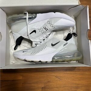 NIKE AIRMAX 270 SHOES
w/original box. box has some damage shoes are near perfect